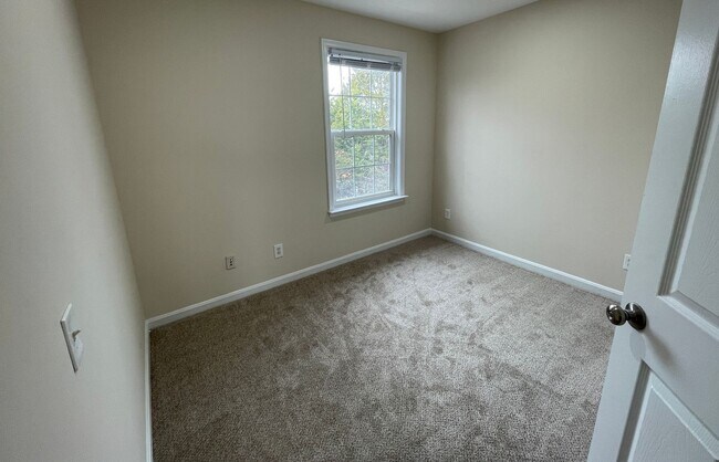 Building Photo - Elegant And Spacious 3 Bed 3.5 Bath Townhome In Vibrant Loudon Parkway Center