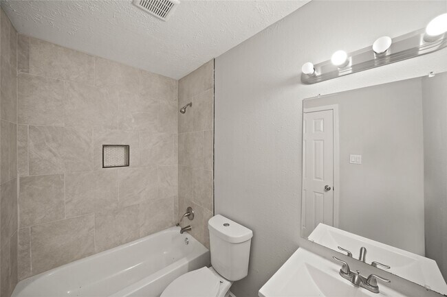 Building Photo - 5822 Glenhurst Dr
