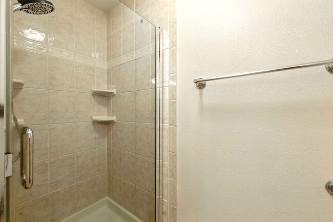Building Photo - Gorgeous 3 Bed 2.5 Bath Townhome in Little...