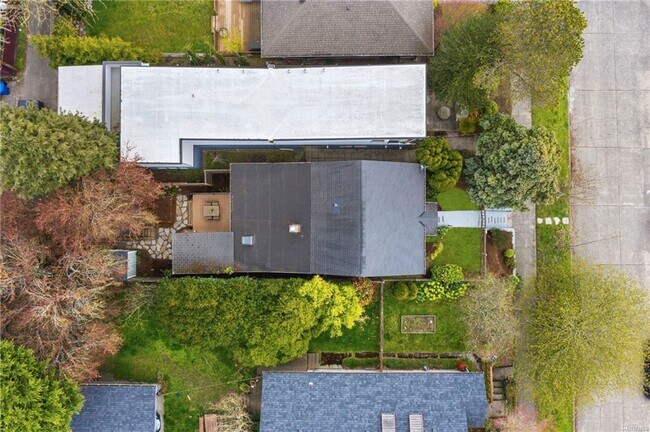 Building Photo - Greenwood Home