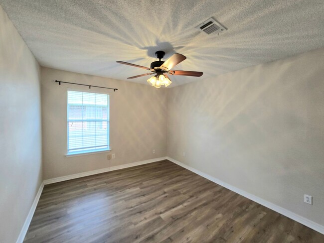 Building Photo - Adorable 3/2 Stonebrook Patio Home