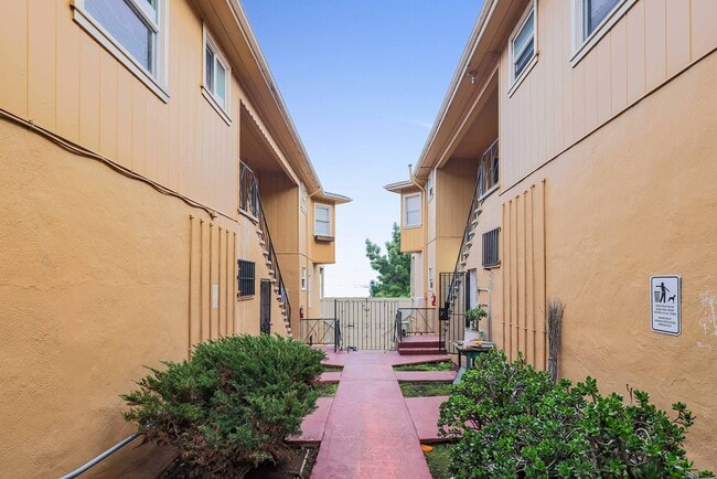 Building Photo - UPDATED, Spacious 1BR! DECK! STAINLESS APPLIANCES! HARDWOOD!