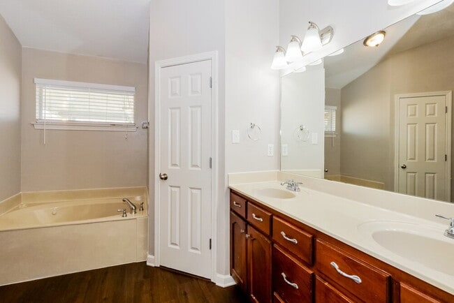 Building Photo - 5733 Fawn Dr