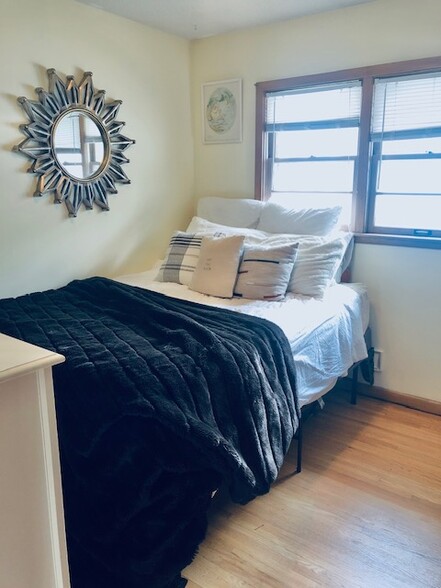 2nd bedroom or office - 4945 Zenith Ave S
