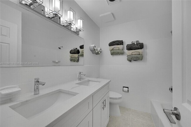 Building Photo - 810 SW 12th Ct