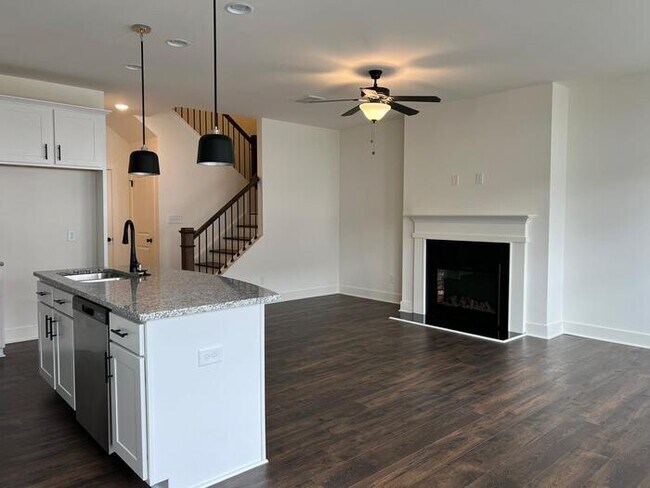 Building Photo - 3 bedroom Townhome in Auburn