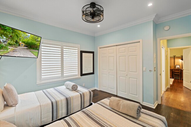 Building Photo - 614 SE 5th Ct