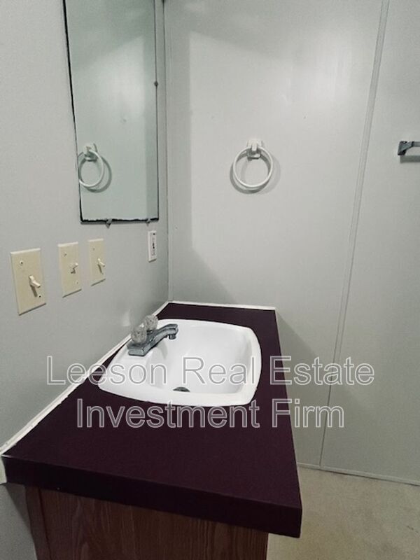 Building Photo - 310 Robbin Ln