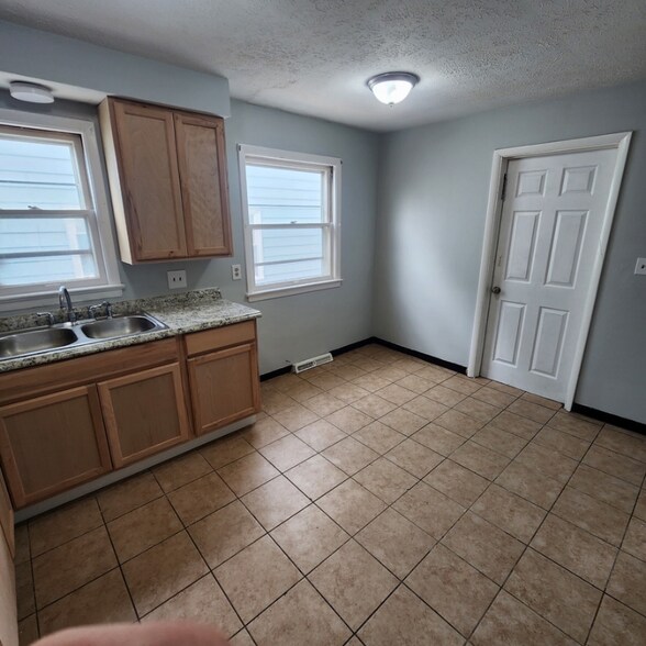 Building Photo - 4818 E 86th St