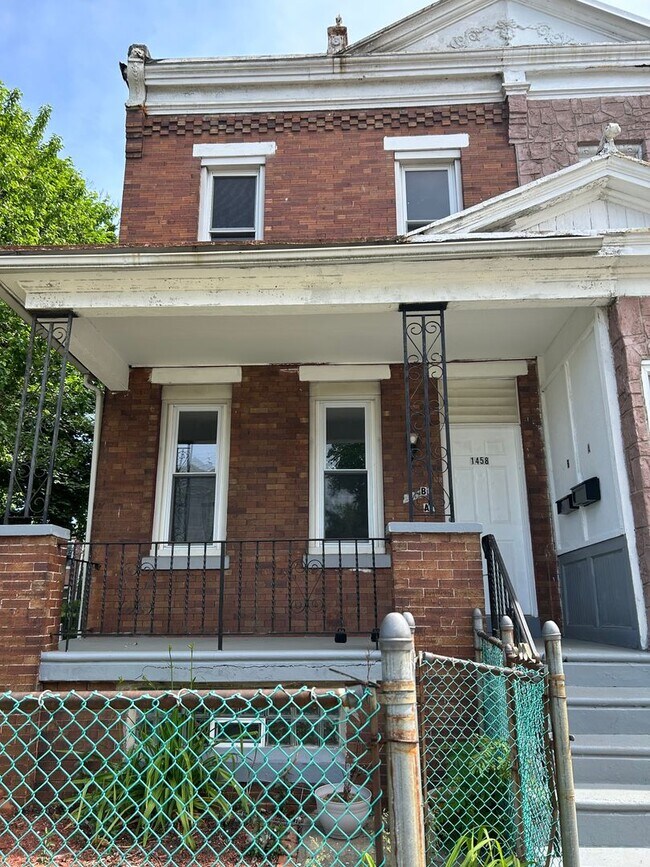 Primary Photo - 1458 Kenwood Ave