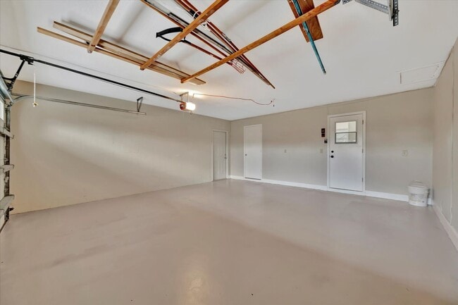Building Photo - Beautiful 2-Bed / 2 Bath Pool Home in Sara...
