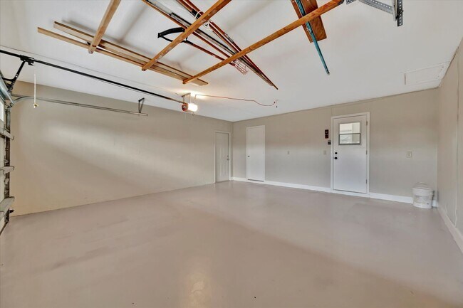 Building Photo - Beautiful 3-Bed / 2 Bath Pool Home in Sara...