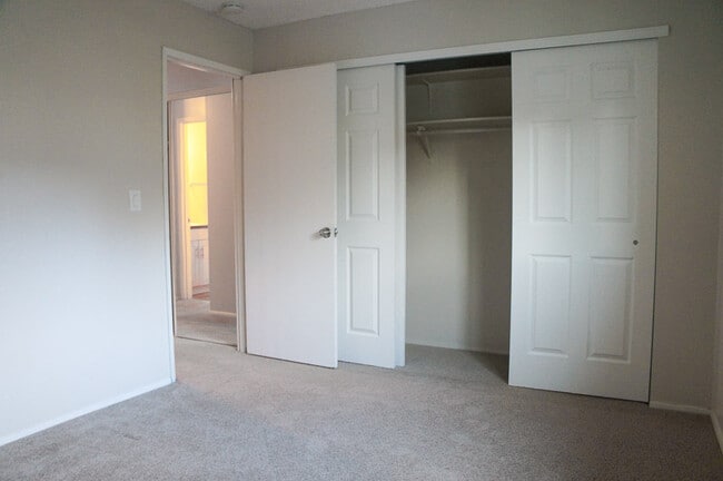 Building Photo - Top Floor 1 Bed in Buckman Neighborhood!