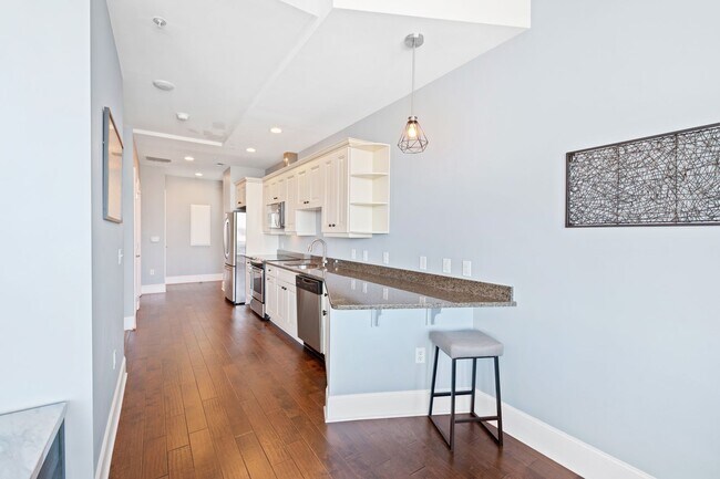Building Photo - Stunning Studio Apartment with Spectacular...