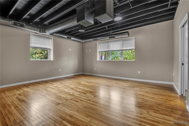 Building Photo - 126 E Niagara St