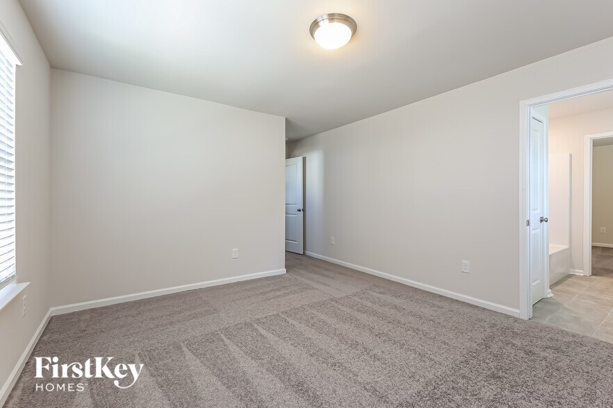 Building Photo - 903 Birchcrest Wy