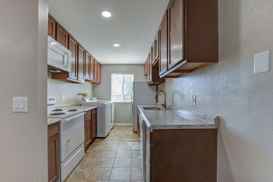 Building Photo - 7913 Chase Cir