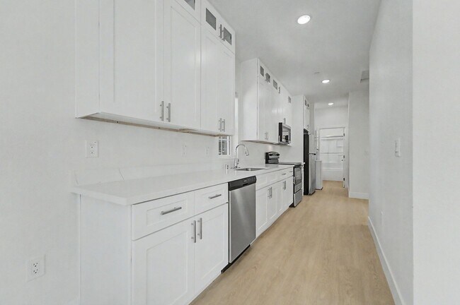 Building Photo - BRAND NEW 2 BEDROOM 2BATH