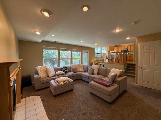 Building Photo - 212 E 900 N St