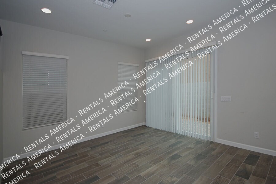 Building Photo - 3725 E Catalina Dr