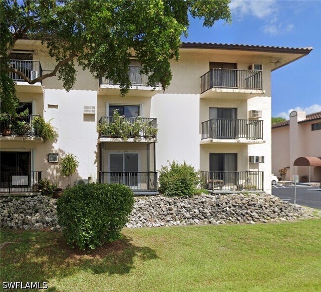 Building Photo - 830 Wiggins Pass Rd