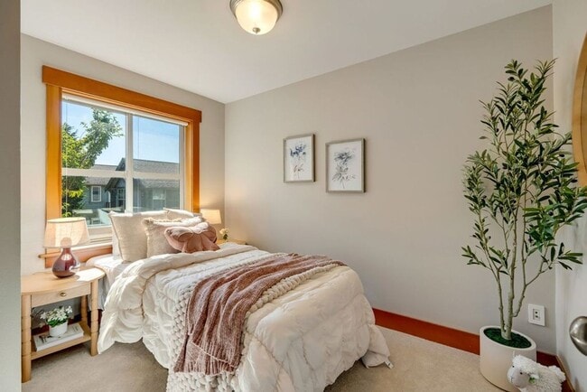 Building Photo - Queen Anne Townhouse