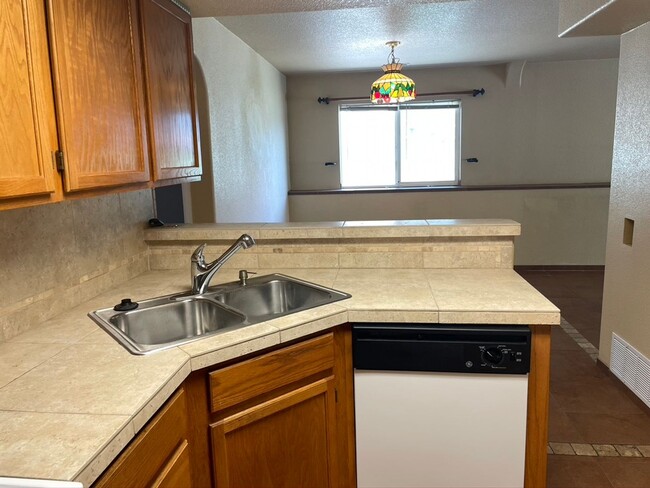 Building Photo - Spacious & Unique 3BD/2BA Townhome w/ Gara...