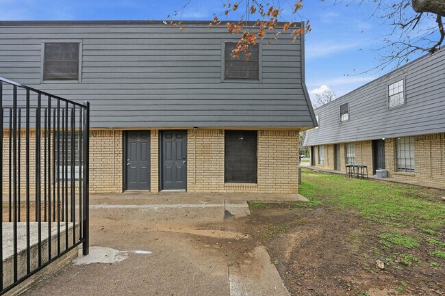 Building Photo - 600 W Pioneer Pkwy