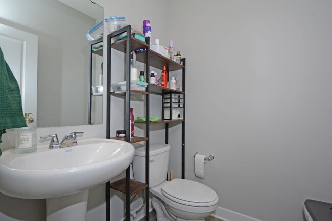 Building Photo - Beautiful 4-Bedroom Home with Modern Finishes & 2 Car Garage!