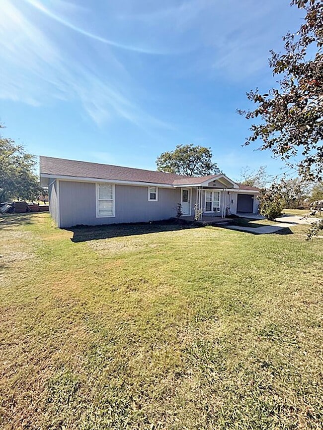 Building Photo - Nice 3 Bdrm 1 Bath Home in Gunter Texas