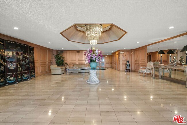 Building Photo - 339 N Palm Dr
