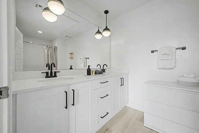 Building Photo - 7300 E Earll Dr