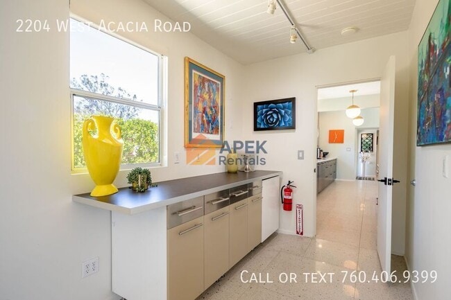 Building Photo - 2204 W Acacia Rd