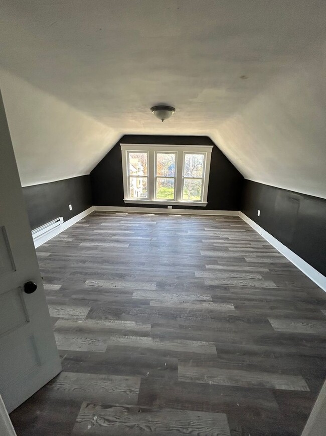 Building Photo - SECTION 8 and EDEN Accepted! Spacious with 6 Br!