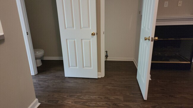 Building Photo - 2222 Valley Haven Dr