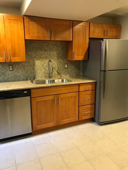 Building Photo - 706 N 188th St