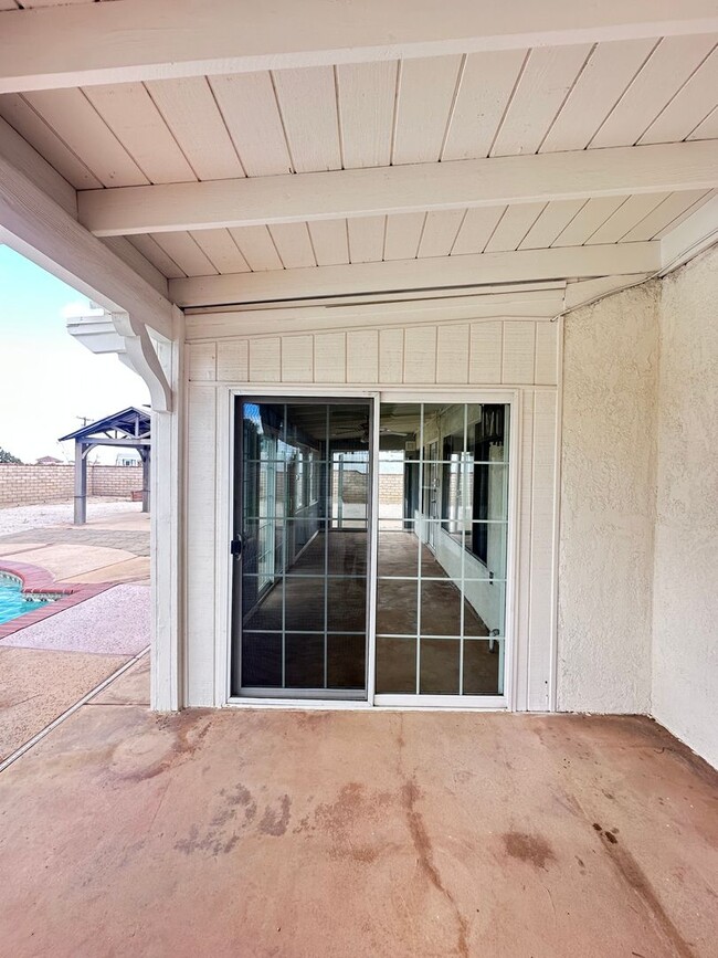 Building Photo - West Palmdale Pool Home