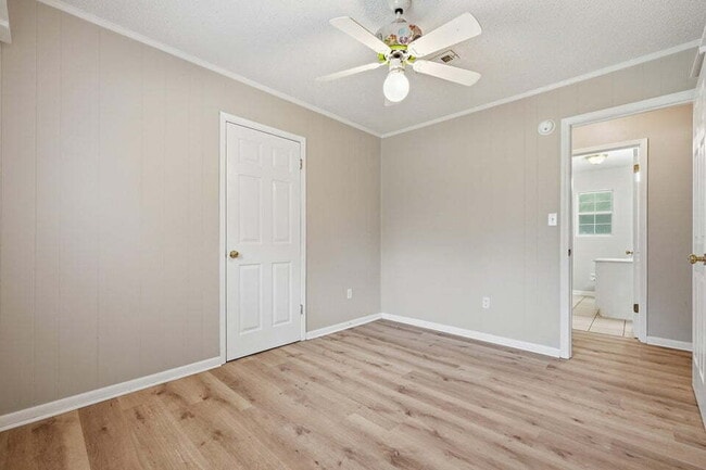 Building Photo - A small-town charm ready for move in!