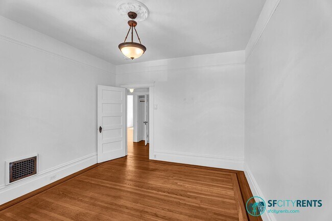 Building Photo - Castro/Eureka Valley: Top Floor Flat w/ in-unit W/D & Shared Yard