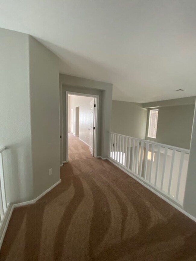 Building Photo - Southern Highlands 4 Bedroom- Single Famil...