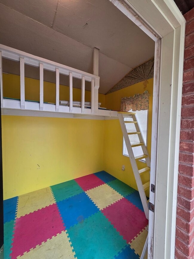 Building Photo - Gorgeous Home in Great Neighborhood