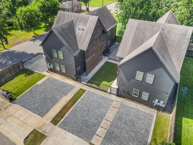 Building Photo - 3424 Tuam St