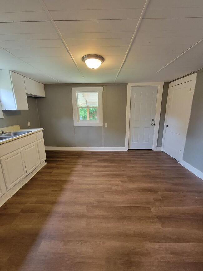 Building Photo - 2209 N Travis Ave