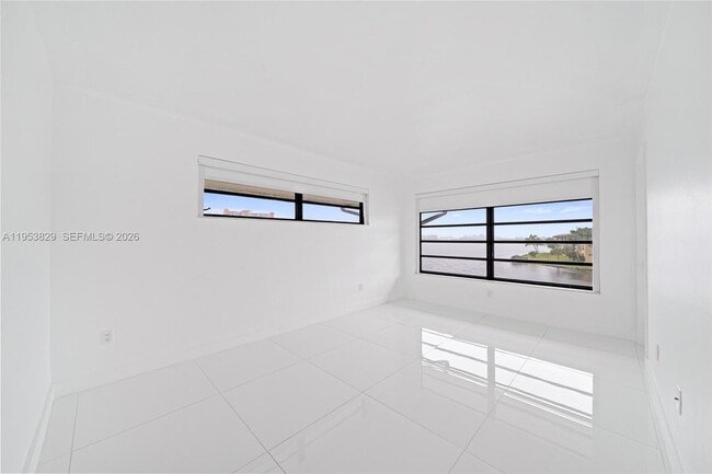 Building Photo - 18900 NE 14th Ave