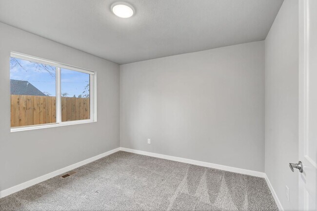 Building Photo - Gorgeous Three Bedroom/Two Bathroom