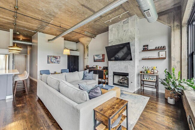 Building Photo - 1111 W 14th Pl