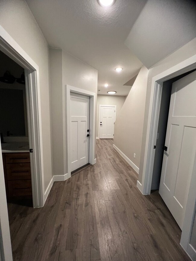 Building Photo - Available Now In Cross Hollow Hills