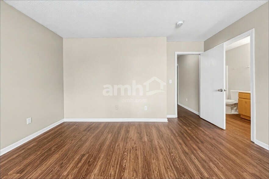 Building Photo - 220 Hartford Ct