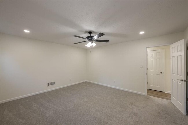 Building Photo - 5081 Hubert Dr