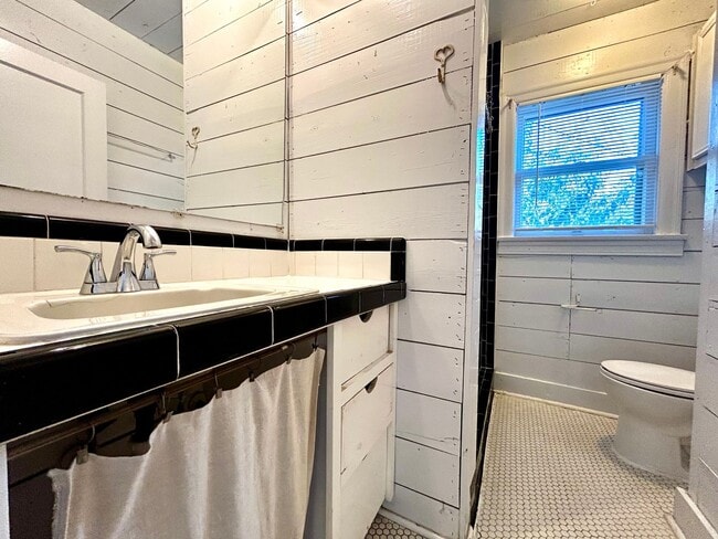 Building Photo - 1305 Lorrain St - Unit C